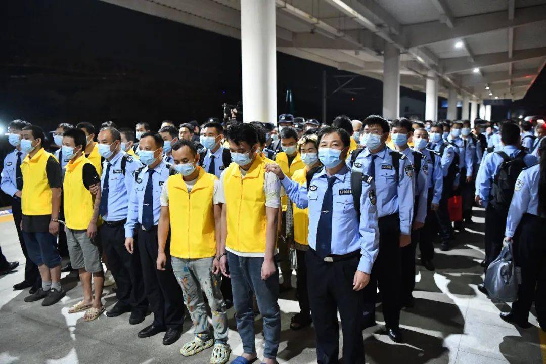 25名缅北电诈嫌疑人押解到临海!_诈骗_网络_公安