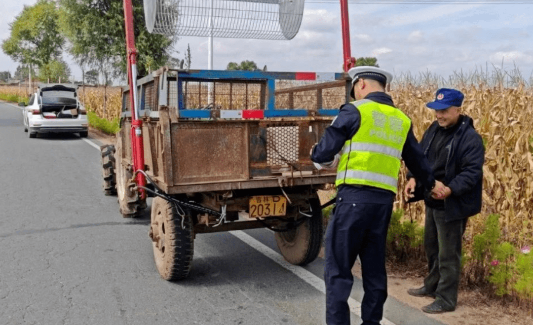 向农民群众重点介绍了拖拉机,三轮车,低速载货汽车等常见的交通违法