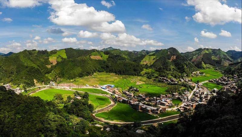 风景秀丽的册亨县秧坝镇板用村"说"出群众"烦心事"