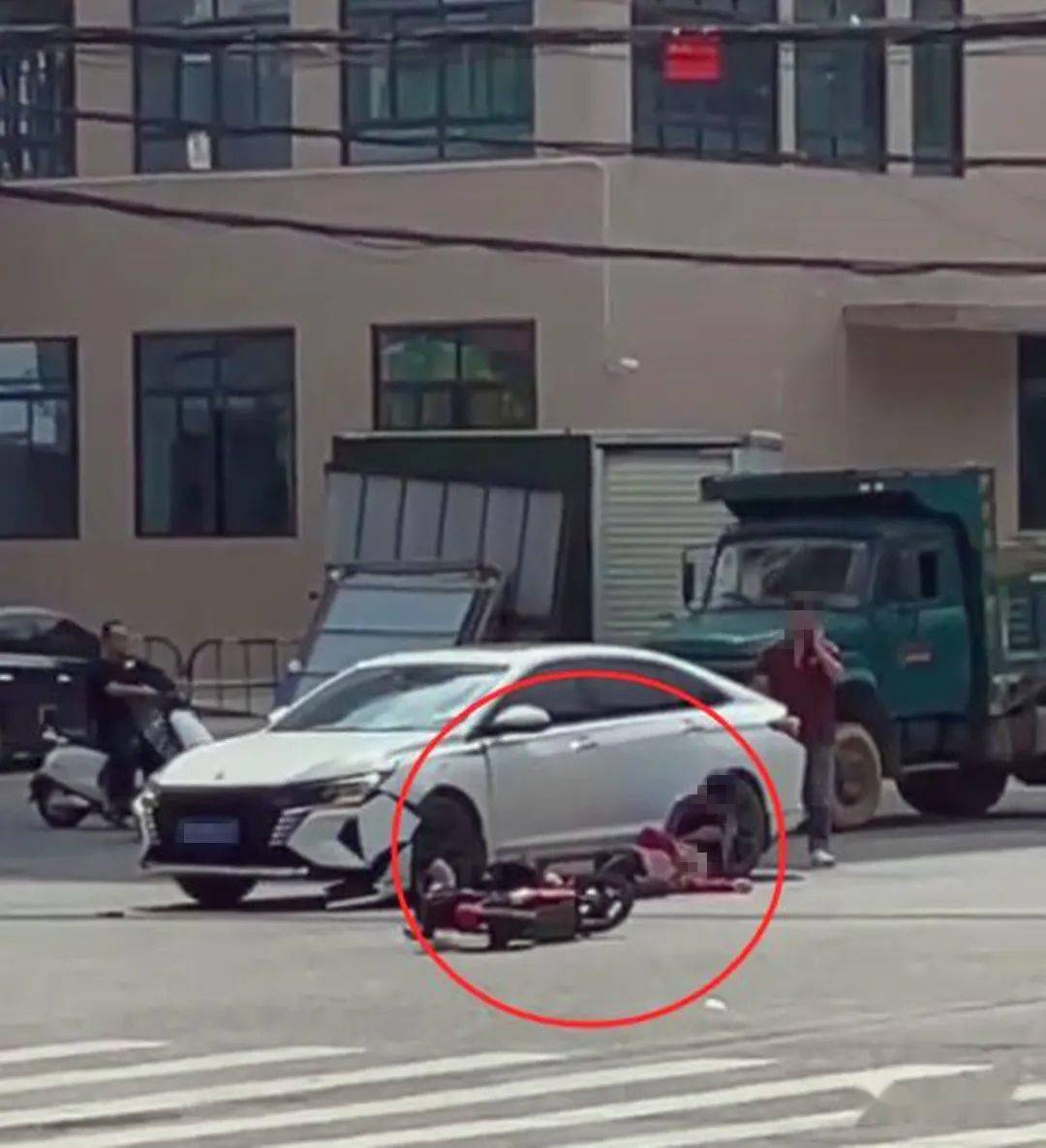 浦北中医院路段小车与电车激烈碰撞,一妇女和小孩受伤倒地_车祸_白色