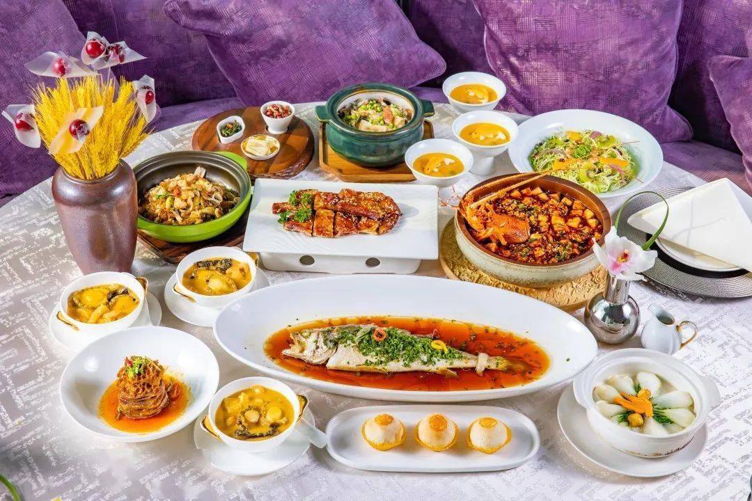 【新锦江大酒店·蓝天旋转餐厅】淮海路丨618元甄选双人午市套餐!