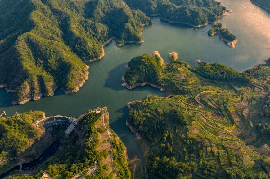 在绍兴新昌,升级改造后的门溪水库水电站与周边绿水青山更加和谐在