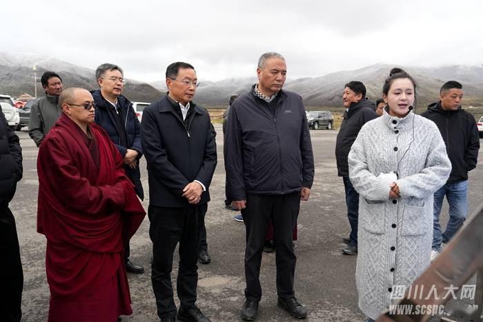 何延政一行,实地调研了阿坝县民族寄宿制小学,县人民医院,格尔登寺