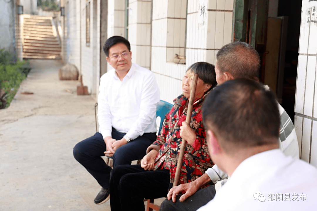 县委书记 袁胜良(左一)在长乐乡塔桥联合村,排头村,长余村,长阳村