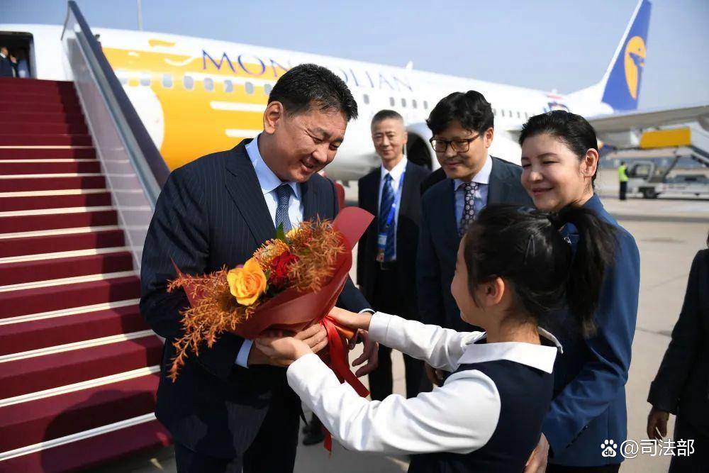 蒙古国总统呼日勒苏赫抵达北京_摄影_李欣_一带