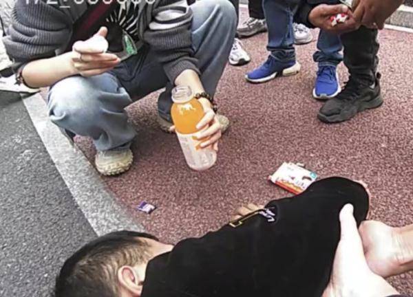 潮评丨人人都在伸出援手 杭州街头演绎善与爱的传递_城市_小哥_社会