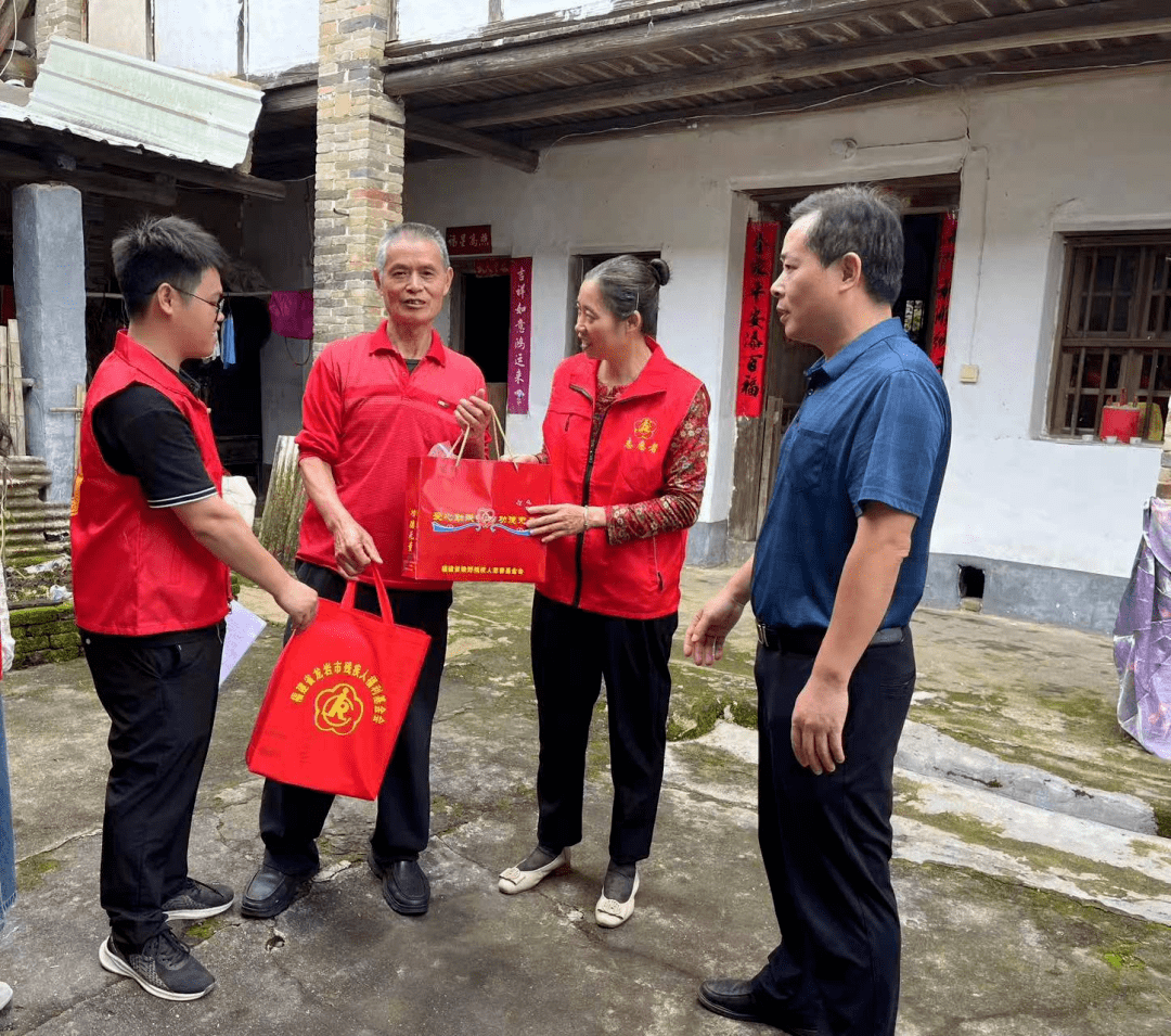 武平县残联深入中堡镇开展老年节慰问90周岁以上残疾人活动_老人_刘勇