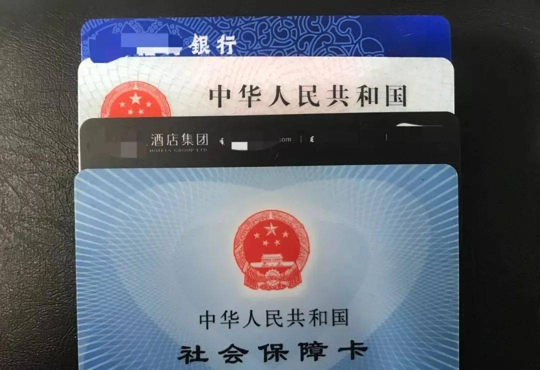 为啥火车票和身份证一样大？又被检票员一块儿剪了！