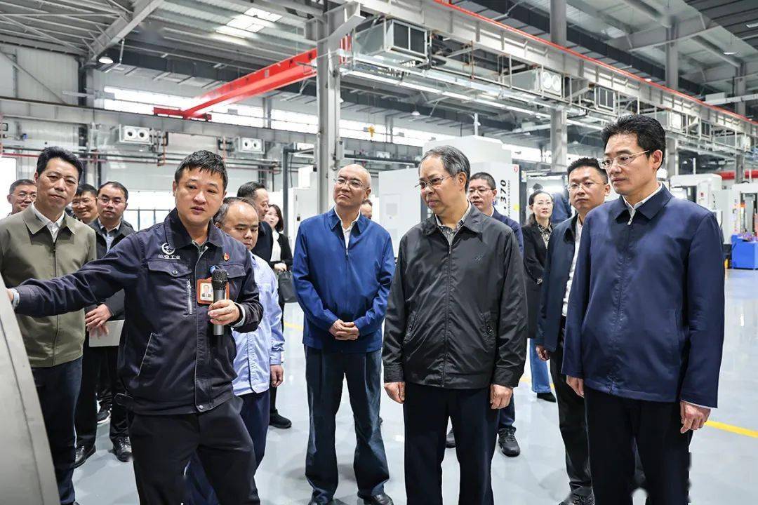 党组成员,秘书长李三旗,省人大选任联委主任委员郭焱参加走访调研