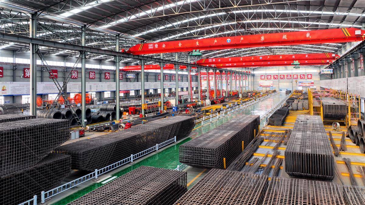 车间内生产的预制件,最后会被运送到户外工地,通过架桥机来组装.