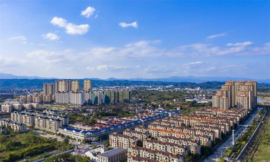 俯瞰南丰县琴城镇,犹如一幅水清,岸绿,景美的城市生态画卷.