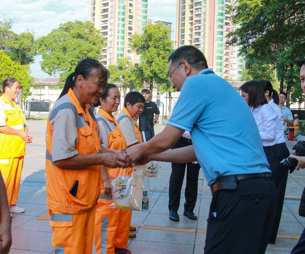 厚街镇党委委员,镇"两新"组织党委书记张小凯致辞讲话,代表镇委镇政府