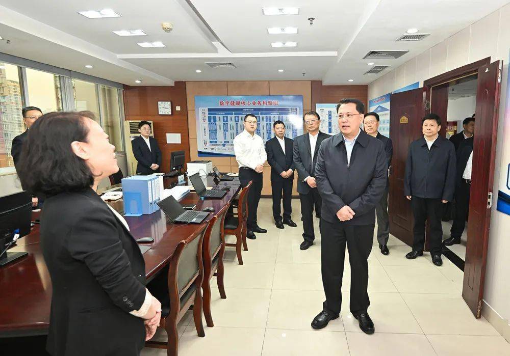 10月24日上午,在市卫生健康委,市委书记袁家军与数字健康建设领导小组