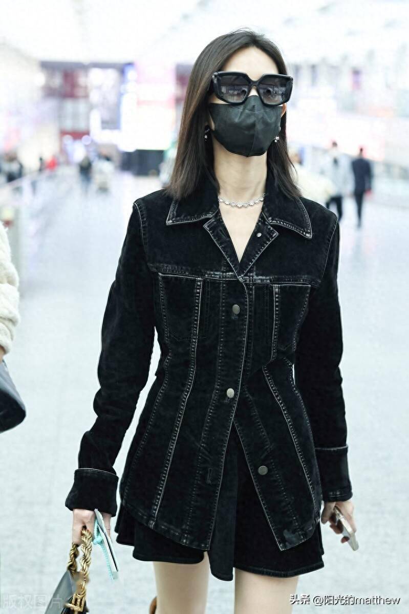 2023年10月23日,北京,李一桐现身机场.身着短裙长靴时尚靓丽.