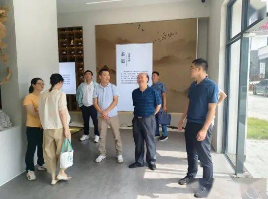 为了让种植户由卖鲜叶改卖成品,提高收入水平,仇文杰带头在村内打造