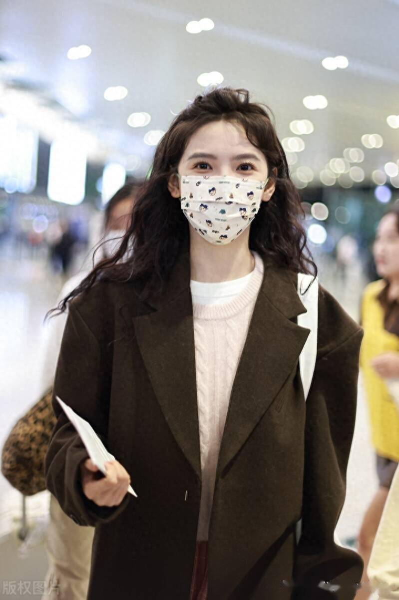 章若楠现身上海机场,廓形大衣时尚飒爽