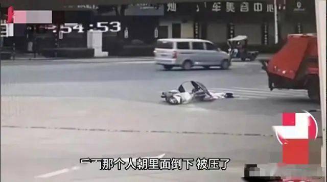 后方驶来一辆电瓶车,两车相撞后电瓶车被撞倒,一名女孩被卷入车底