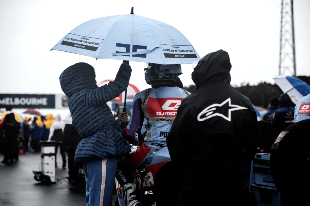 的比赛在恶劣的天气下进行,发车位置并不算好,52 号车的阿科巴(jeremy