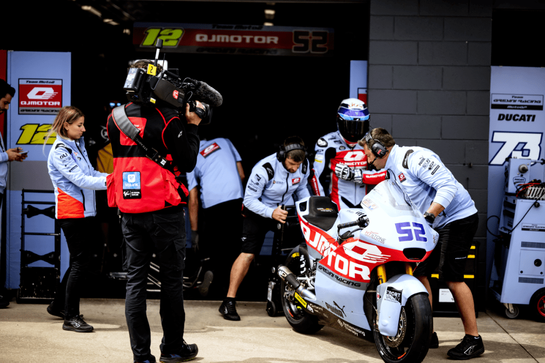 的比赛在恶劣的天气下进行,发车位置并不算好,52 号车的阿科巴(jeremy