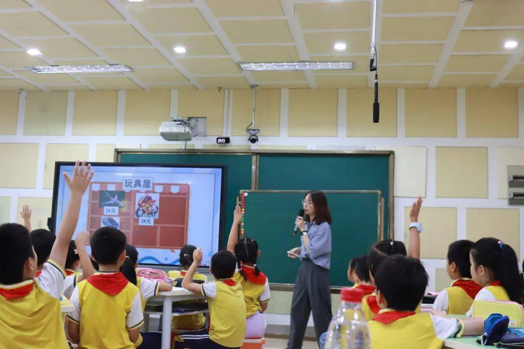 第一堂课,来自萧山区盈丰小学的闻李涵老师执教二年级的《进位加法》.