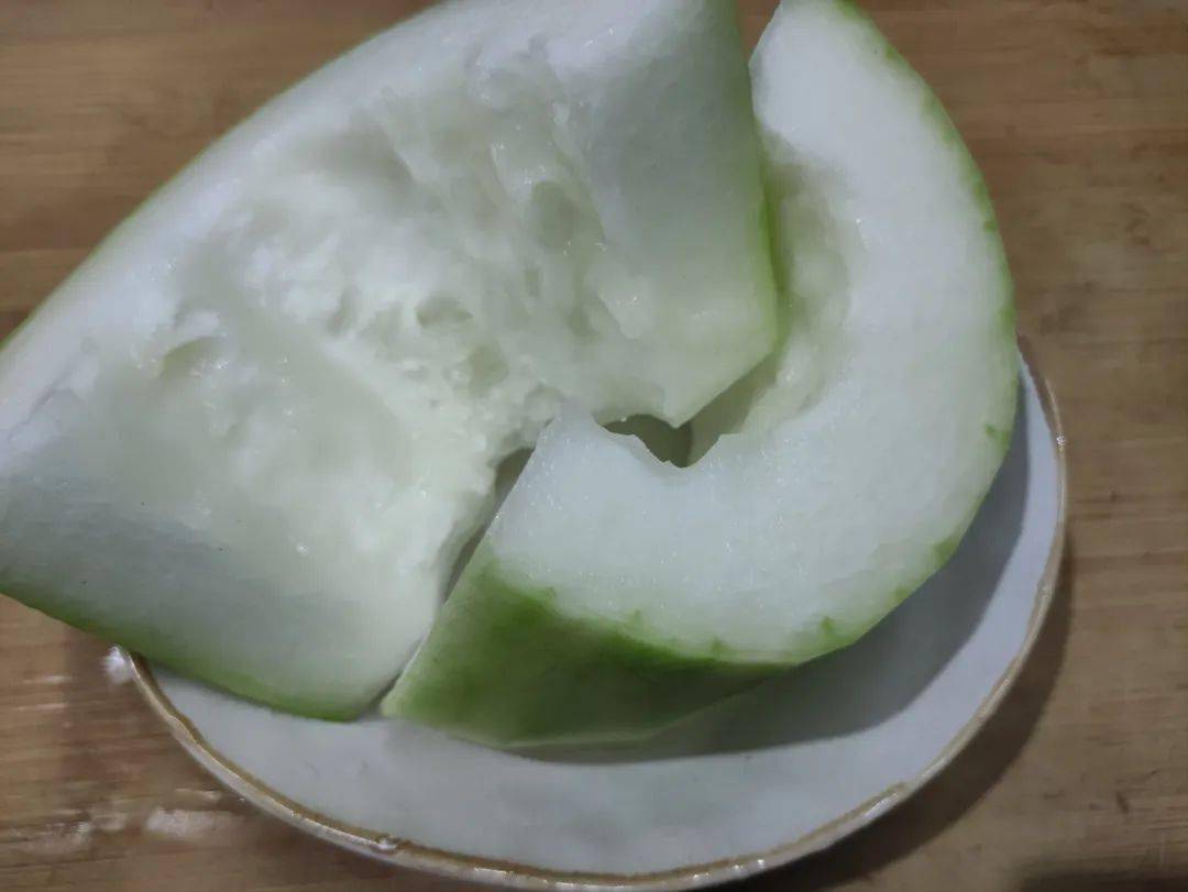 食用石灰粉准备食材:每年的夏末初秋,家里长辈都会用冬瓜糖泡水喝,有