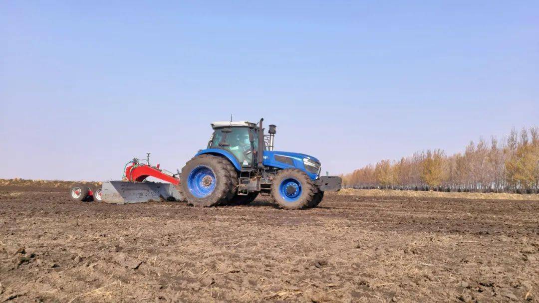 10台推土机在田间驰骋,挖掘机,卫星平地机各类机械"联合作战",紧锣密