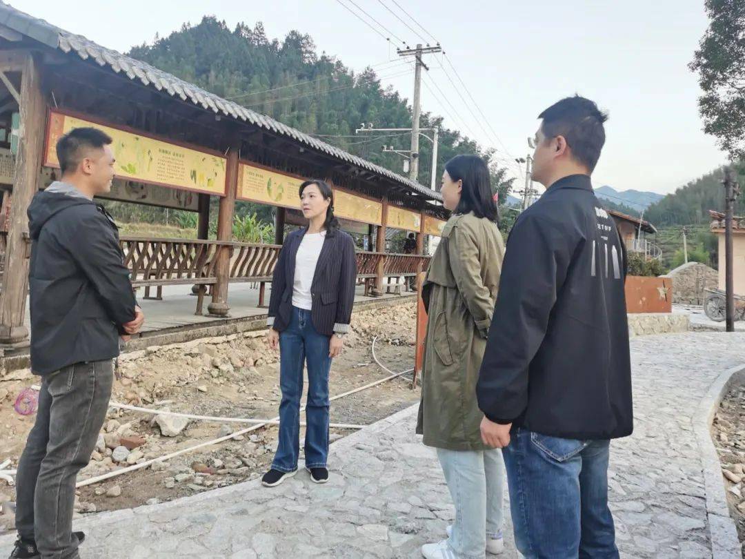 在金坑乡,郭绯红一行实地察看了重下村闽台乡建乡创项目.
