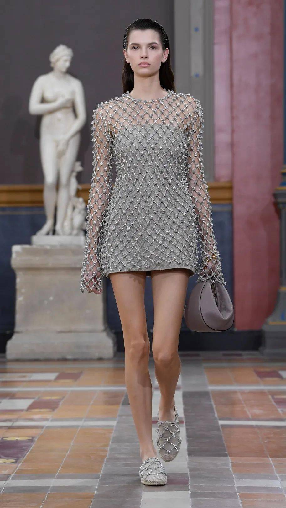 碎钻等光泽感元素也装饰在系列款式中morevalentino品牌基因中的红色