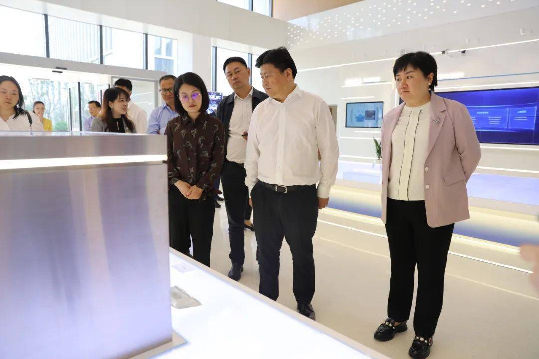 区财政局党委书记,局长杨月万,党委委员,副局长沈国伟,科技城管理局副