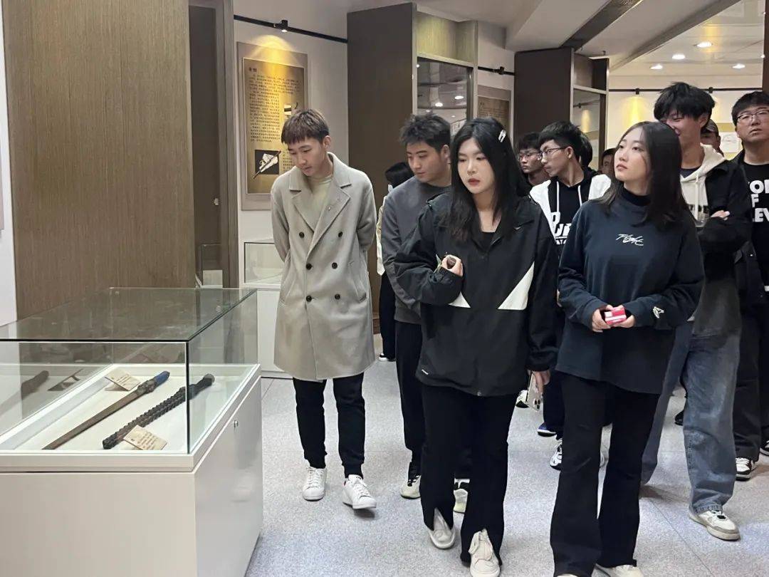 信息与控制学院组织2023级学生参观沈阳理工大学兵器类博物馆_国防
