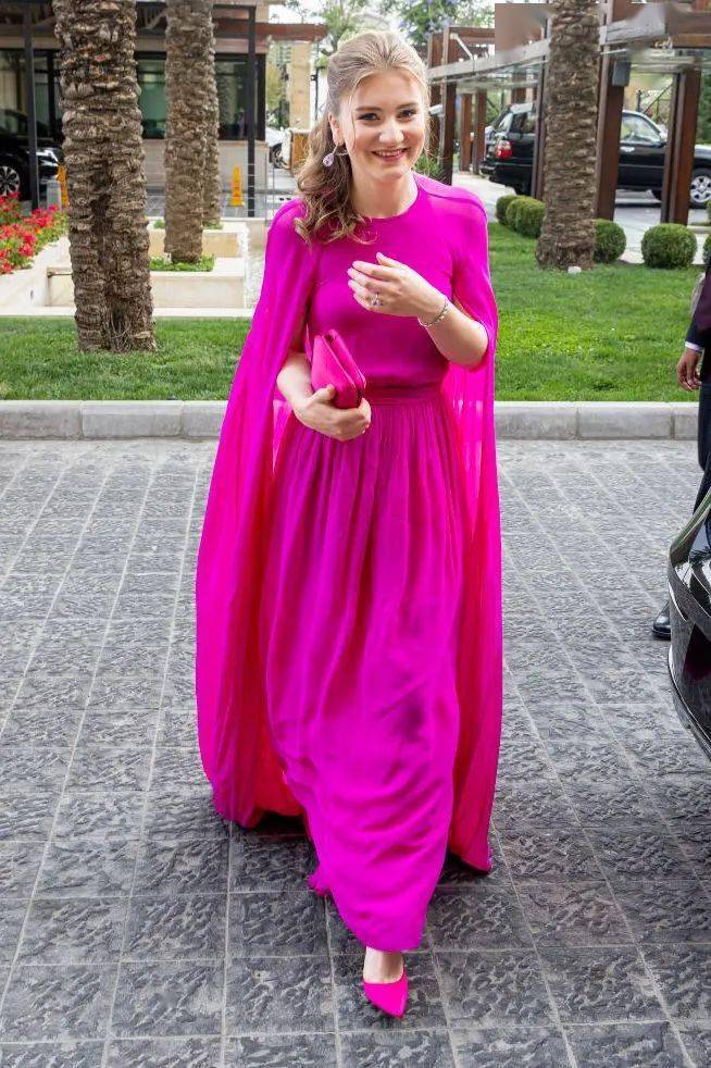 伊丽莎白穿了一套来自比利时品牌natan的礼服,为自己国家服装品牌带货