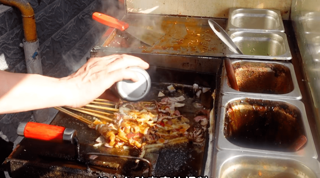 铁板鱿鱼61一口下去还要小心被爆浆的红糖烫着现做出来的饼子趁热吃