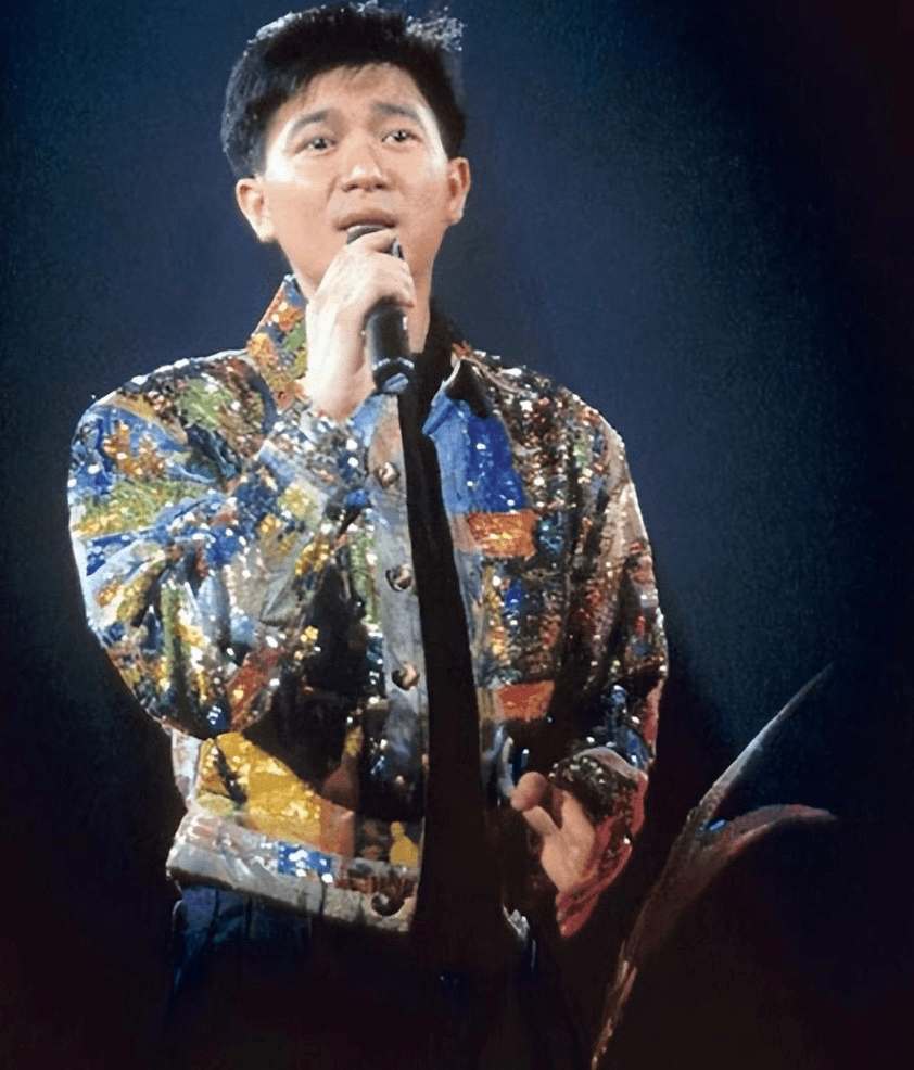 刚开始,父亲想让陈百强继承家族生意,回到自己身边帮忙打理生意,也有