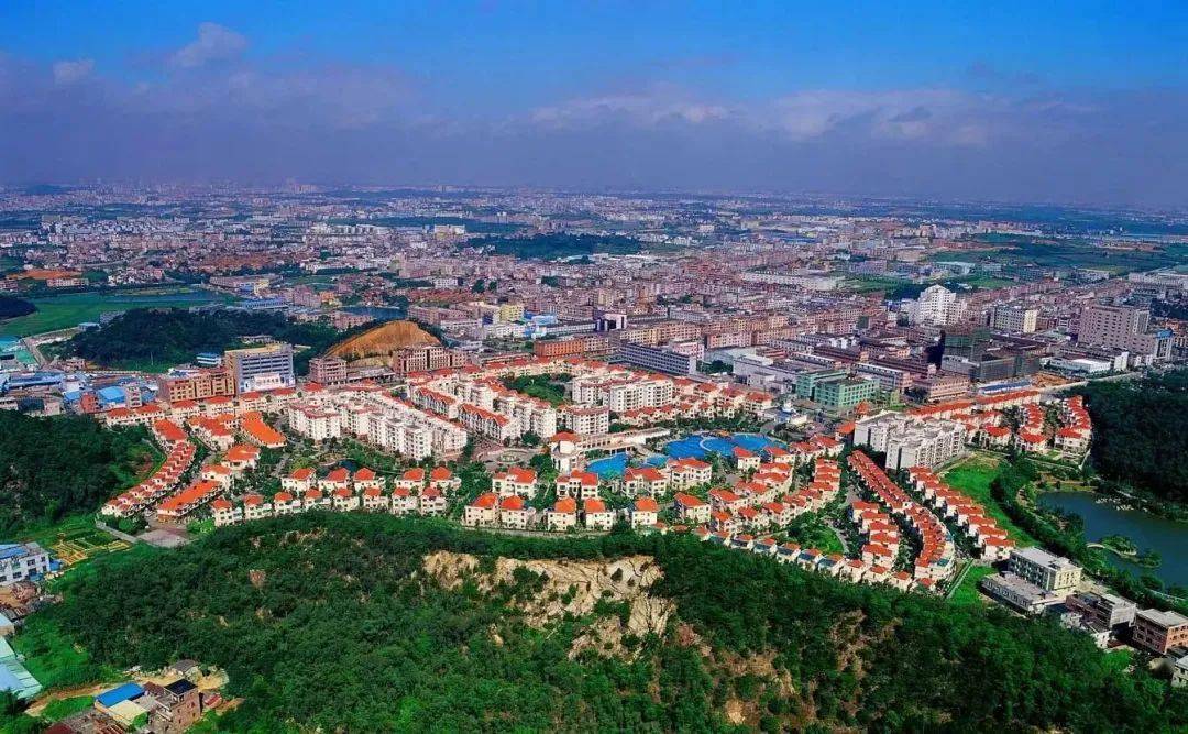 东莞长安镇依旧是占据富豪上榜人数最多的镇街,分别是排名第2的郭梅兰