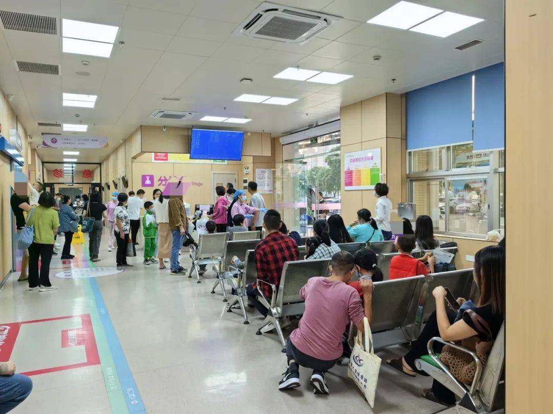 23日晚7时许,江门市妇幼保健院依旧有不少家长带着孩子等候就诊.