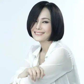 再后来,江蕙就被介绍到了夜总会驻唱,当时洪荣宏和郑进一也在这家夜