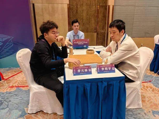 今年对于廖元赫来说除了升九段,另一件喜事就是进入四川大学读书,成为