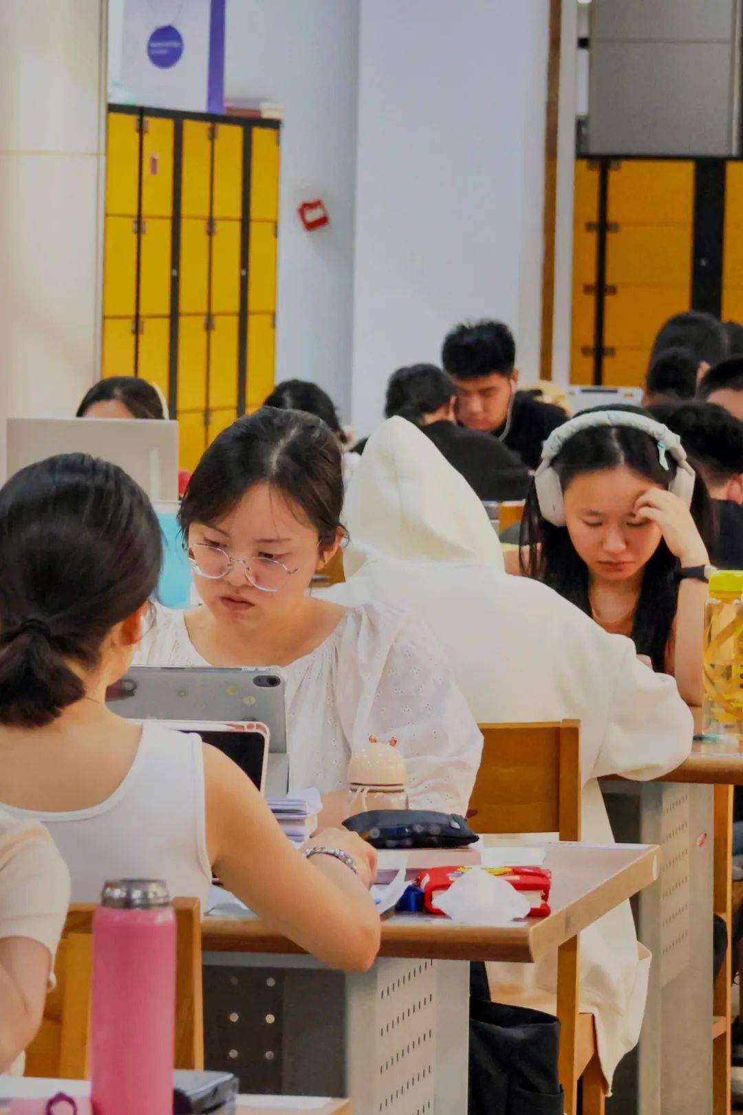 孙佳怡(公共管理学院)大学是成年人的初始年.