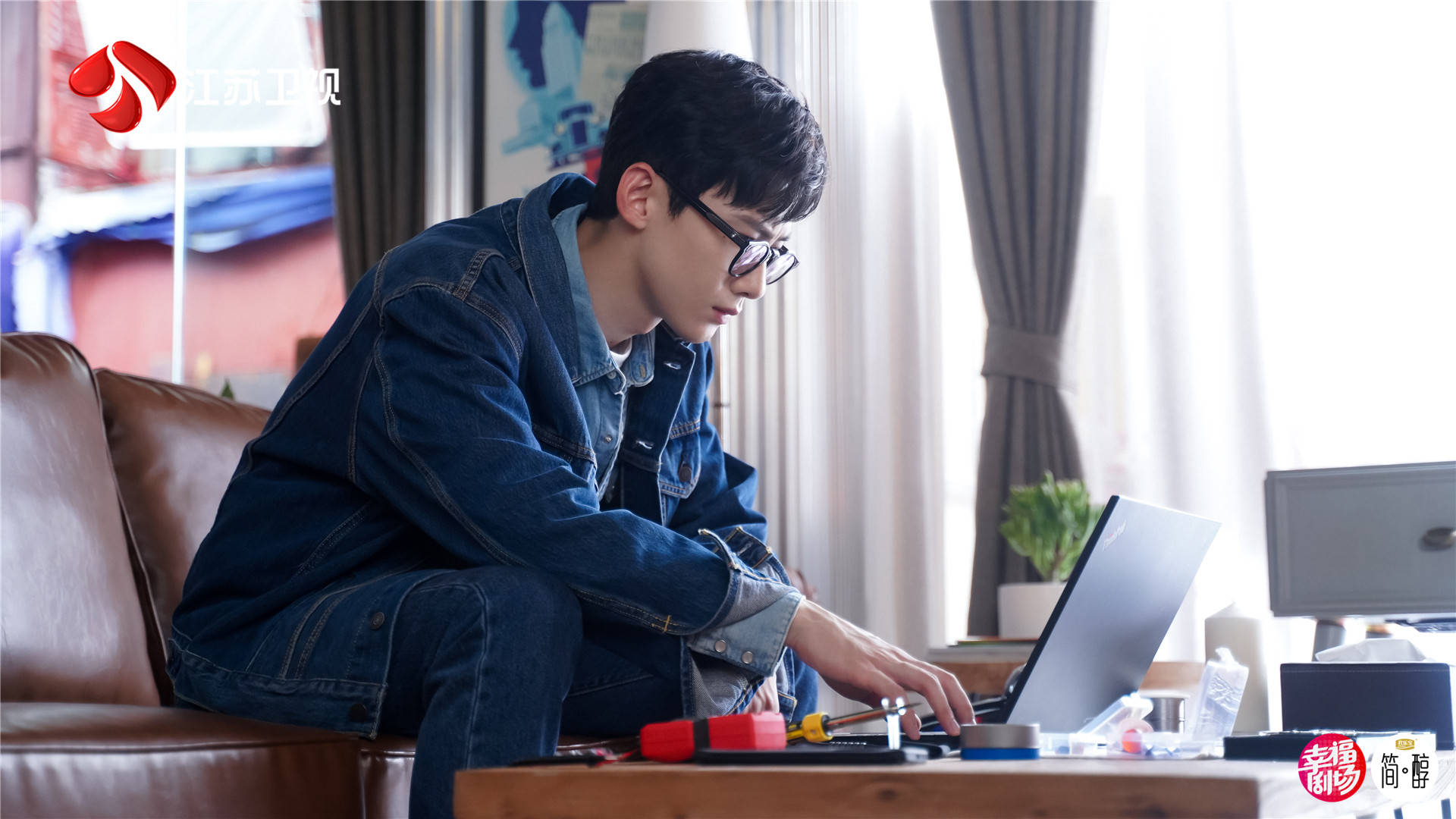 此外,白敬亭也一改往日里"乖乖男"的形象,在剧中饰演气氛组担当周业闻