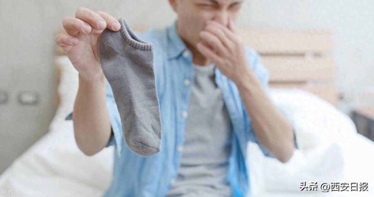 拎起多日没洗的袜子闻了闻……24岁小伙肺部感染真菌,肺空洞了