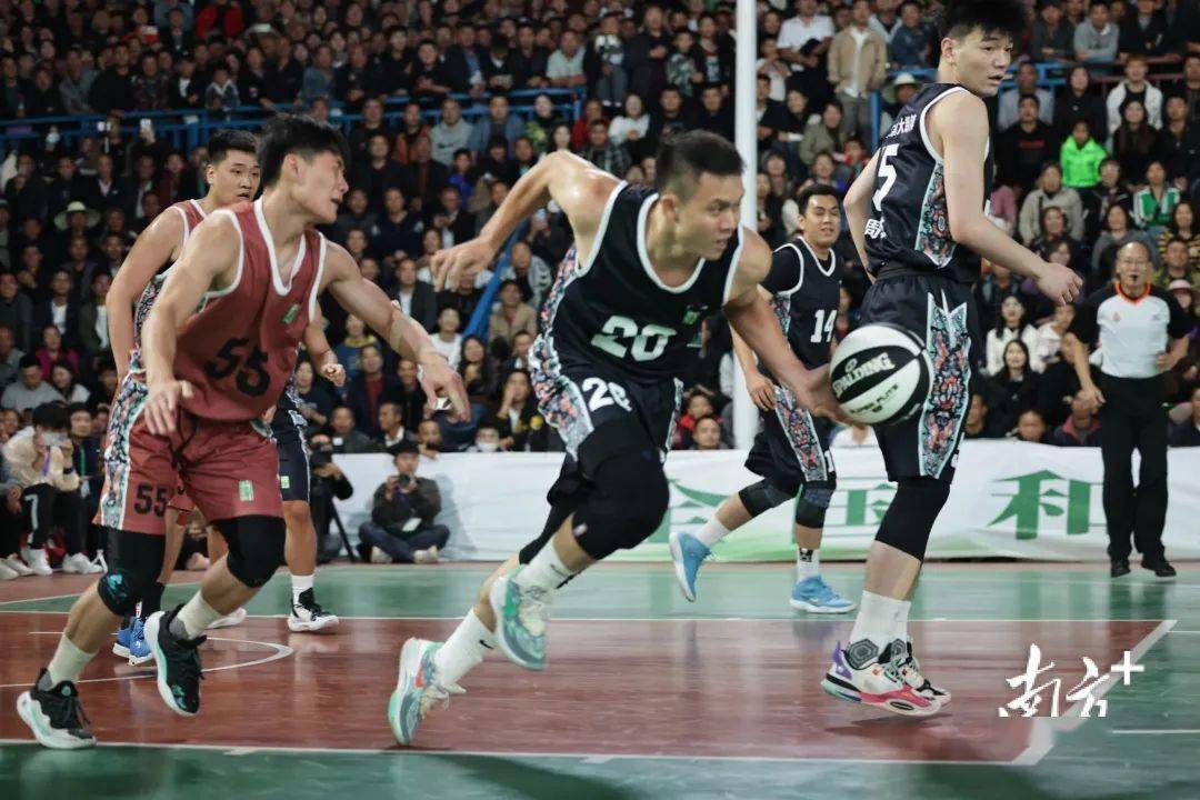 另一支广东队伍大朗队在犀利的防守反击之外,也兼具了内线打法