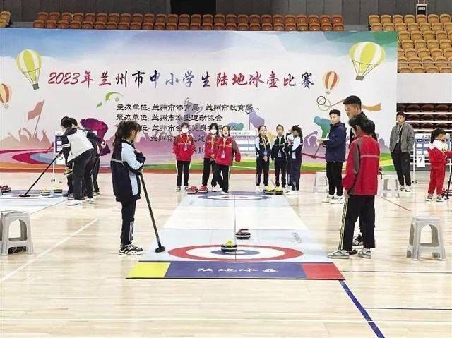 兰州市冰壶运动协会秘书长孙雷介绍,陆地冰壶运动需要充分发挥团队的