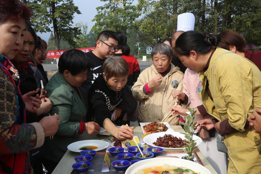 美食做“媒”经济唱“戏” 成都都江堰：大厨同台竞技 市民挨个尝鲜