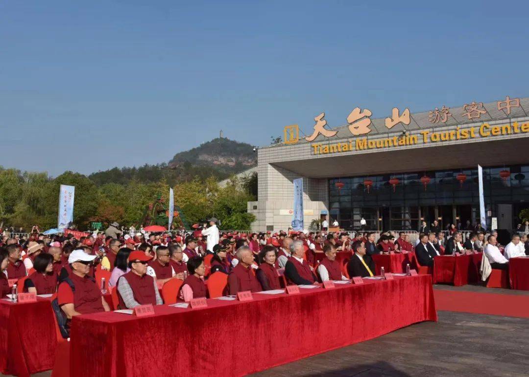 济公的一生,扶危济困,爱打抱不平,常排忧解难,留下了"慈悲仁慧,无我利