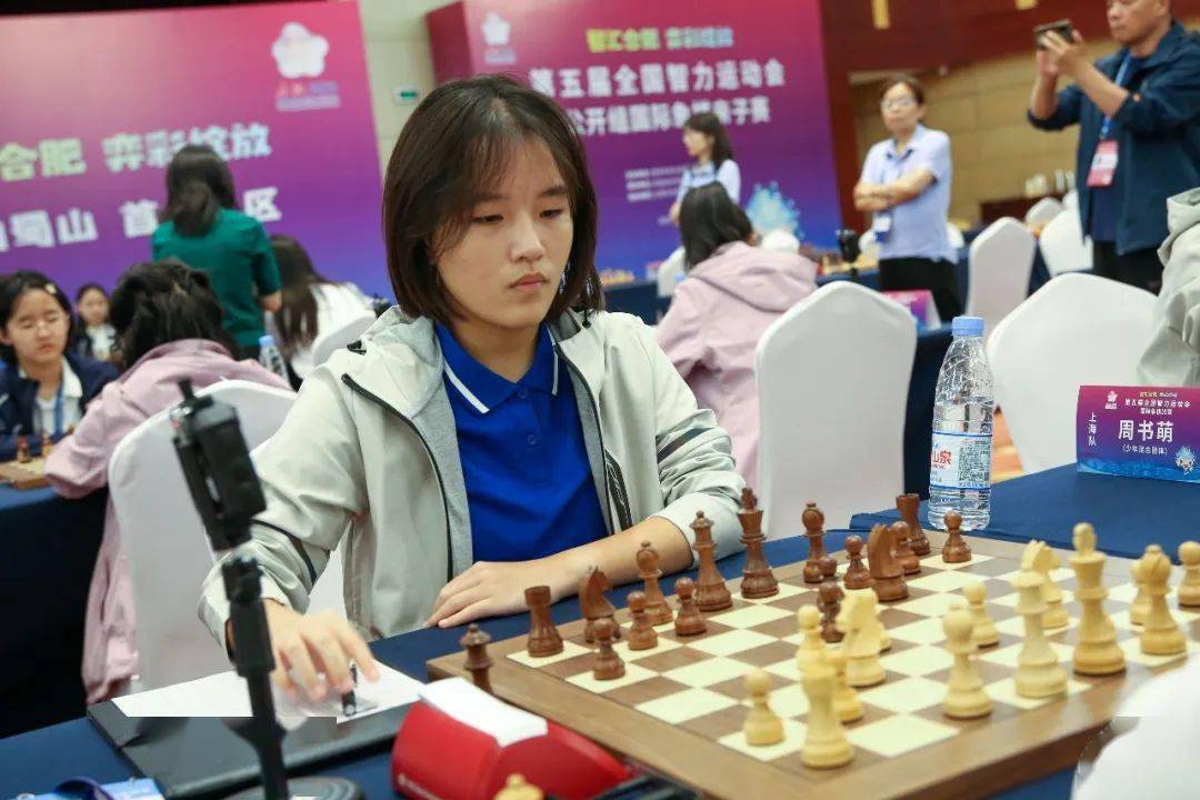 田红卫和余国飞为大学生团体前三名队伍颁奖郭莉萍和余勇为少年混合