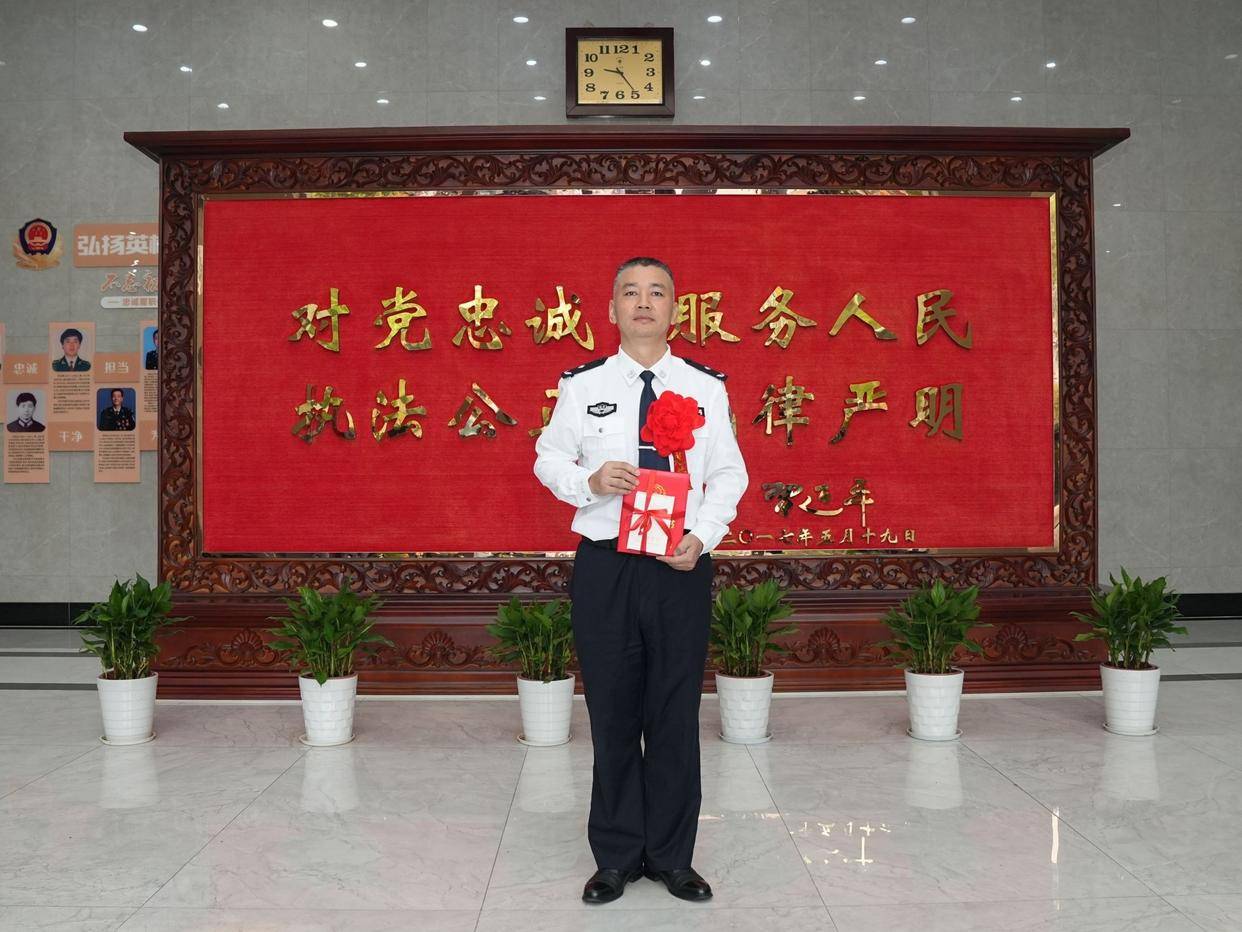 "工匠民警"张涛:将逃犯盯得无处可逃