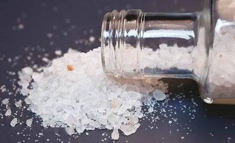 上头电子烟"上头电子烟"主要添加了合成大麻素或者依托咪酯成分.