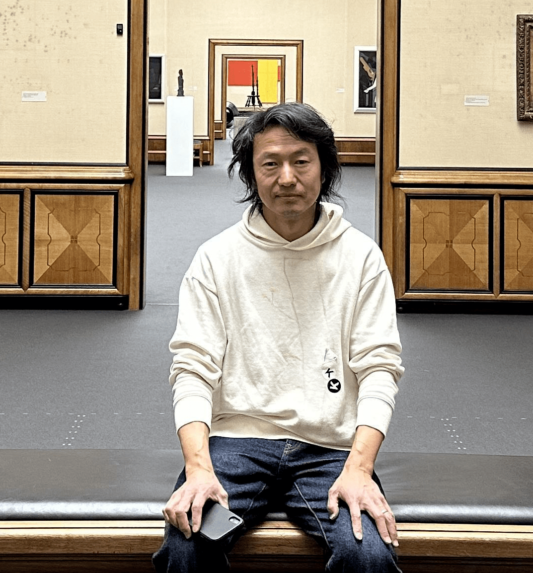 韩锋生于1972年,现生活工作于柏林,上海,他是画家,装置艺术家.