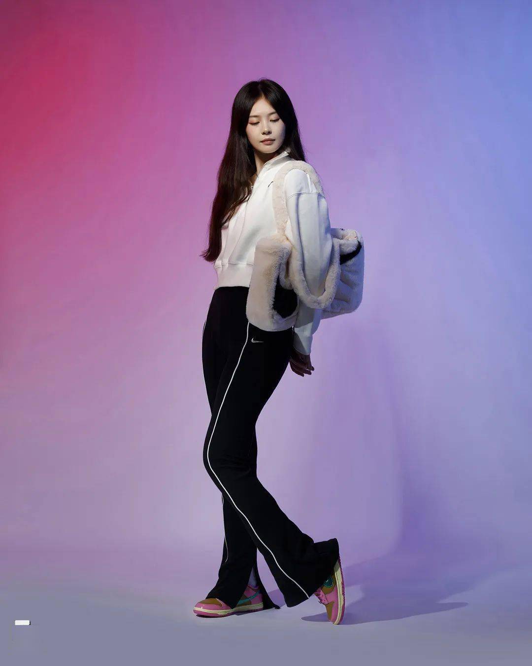 nike "抢钱天团" 又添一员!「专属球鞋」刚刚亮相!内含小姐姐上脚!