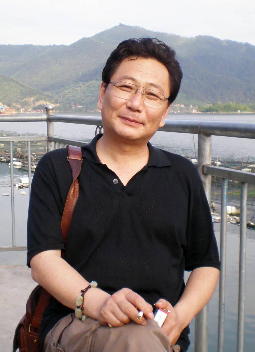 毕业于解放军西安陆军学院,南京陆军指挥学院,曾在乌鲁木齐法院政治处